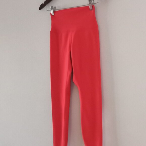 ALO YOGA AIRLIFT BRA in white AND LEGGINGS in red - set - S - Picture 3 of 14